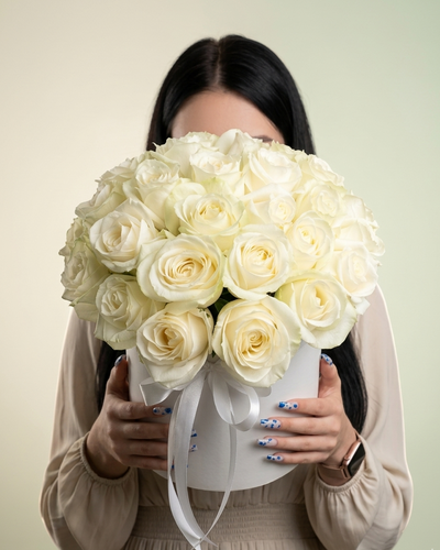 41 WHITE COMPLEMENT ROSES