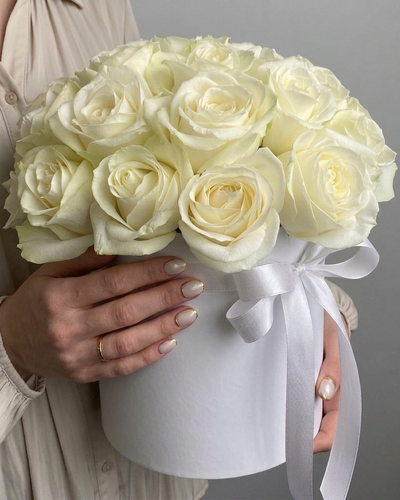 41 WHITE COMPLEMENT ROSES